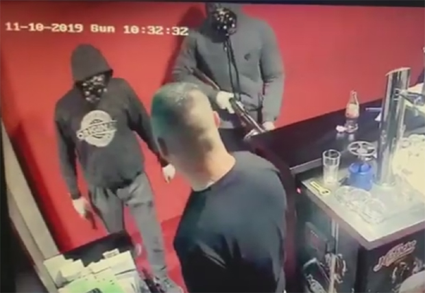 Погледајте снимак несвакидашње пљачке кладионице код Крушевца: Упали су маскирани и наоружани пиштољем и пушком, а изашли празних шака (ВИДЕО)